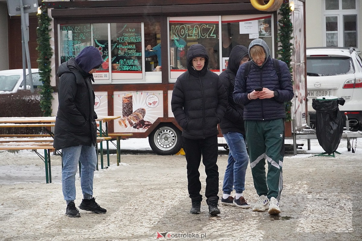 I Kurpiowski Jarmark Bożonarodzeniowy w Ostrołęce - występy uczniów ostrołęckich szkół [07.12.2023] - zdjęcie #27 - eOstroleka.pl