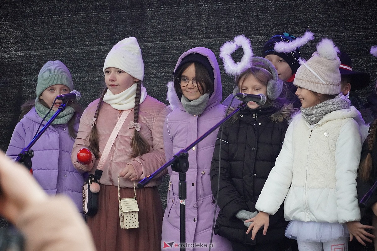 I Kurpiowski Jarmark Bożonarodzeniowy w Ostrołęce - występy uczniów ostrołęckich szkół [07.12.2023] - zdjęcie #26 - eOstroleka.pl