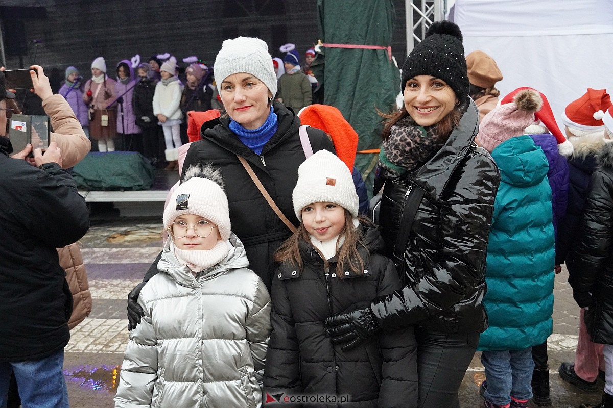 I Kurpiowski Jarmark Bożonarodzeniowy w Ostrołęce - występy uczniów ostrołęckich szkół [07.12.2023] - zdjęcie #25 - eOstroleka.pl