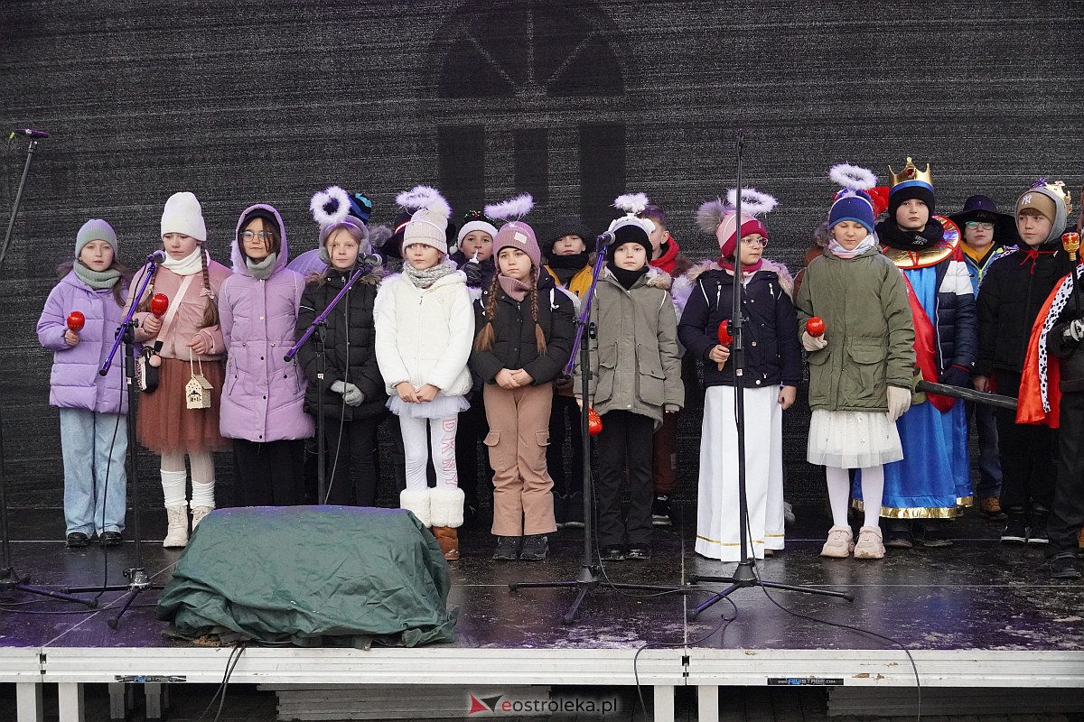 I Kurpiowski Jarmark Bożonarodzeniowy w Ostrołęce - występy uczniów ostrołęckich szkół [07.12.2023] - zdjęcie #24 - eOstroleka.pl