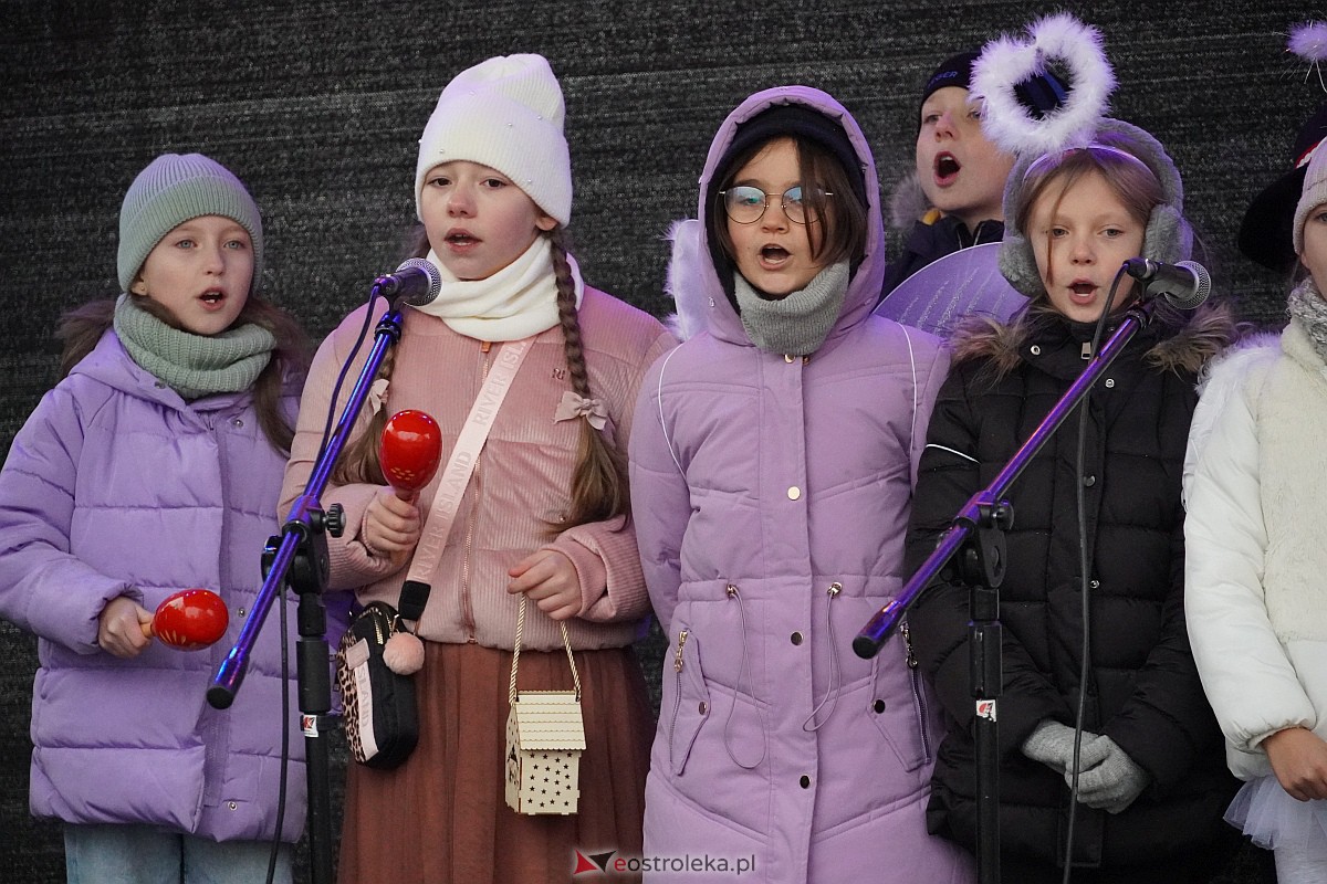 I Kurpiowski Jarmark Bożonarodzeniowy w Ostrołęce - występy uczniów ostrołęckich szkół [07.12.2023] - zdjęcie #23 - eOstroleka.pl