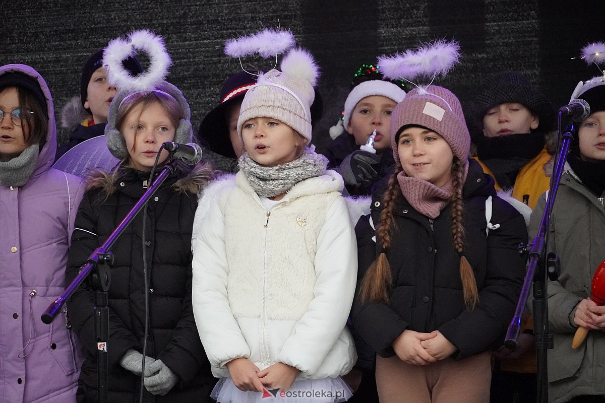 I Kurpiowski Jarmark Bożonarodzeniowy w Ostrołęce - występy uczniów ostrołęckich szkół [07.12.2023] - zdjęcie #22 - eOstroleka.pl