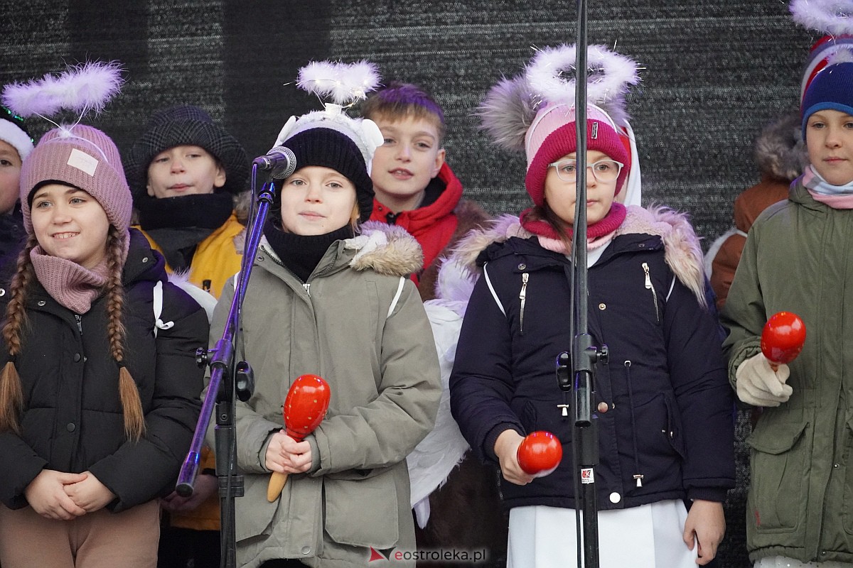 I Kurpiowski Jarmark Bożonarodzeniowy w Ostrołęce - występy uczniów ostrołęckich szkół [07.12.2023] - zdjęcie #21 - eOstroleka.pl