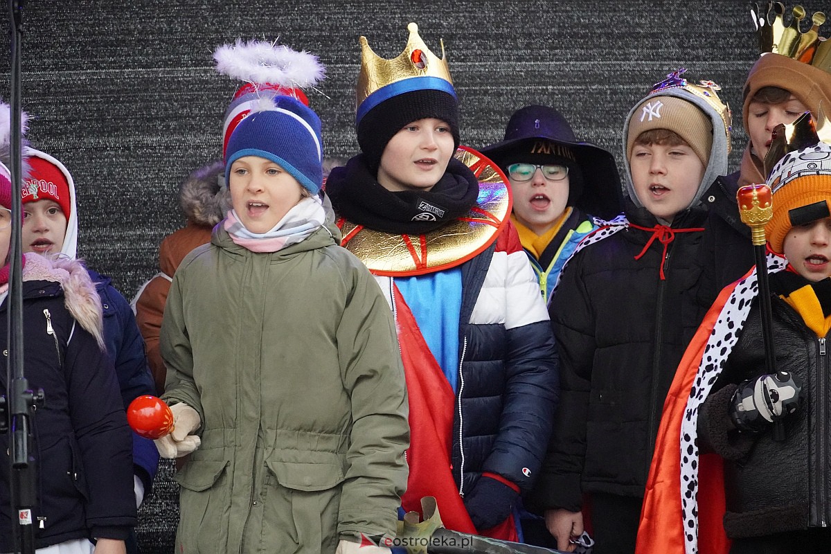 I Kurpiowski Jarmark Bożonarodzeniowy w Ostrołęce - występy uczniów ostrołęckich szkół [07.12.2023] - zdjęcie #20 - eOstroleka.pl