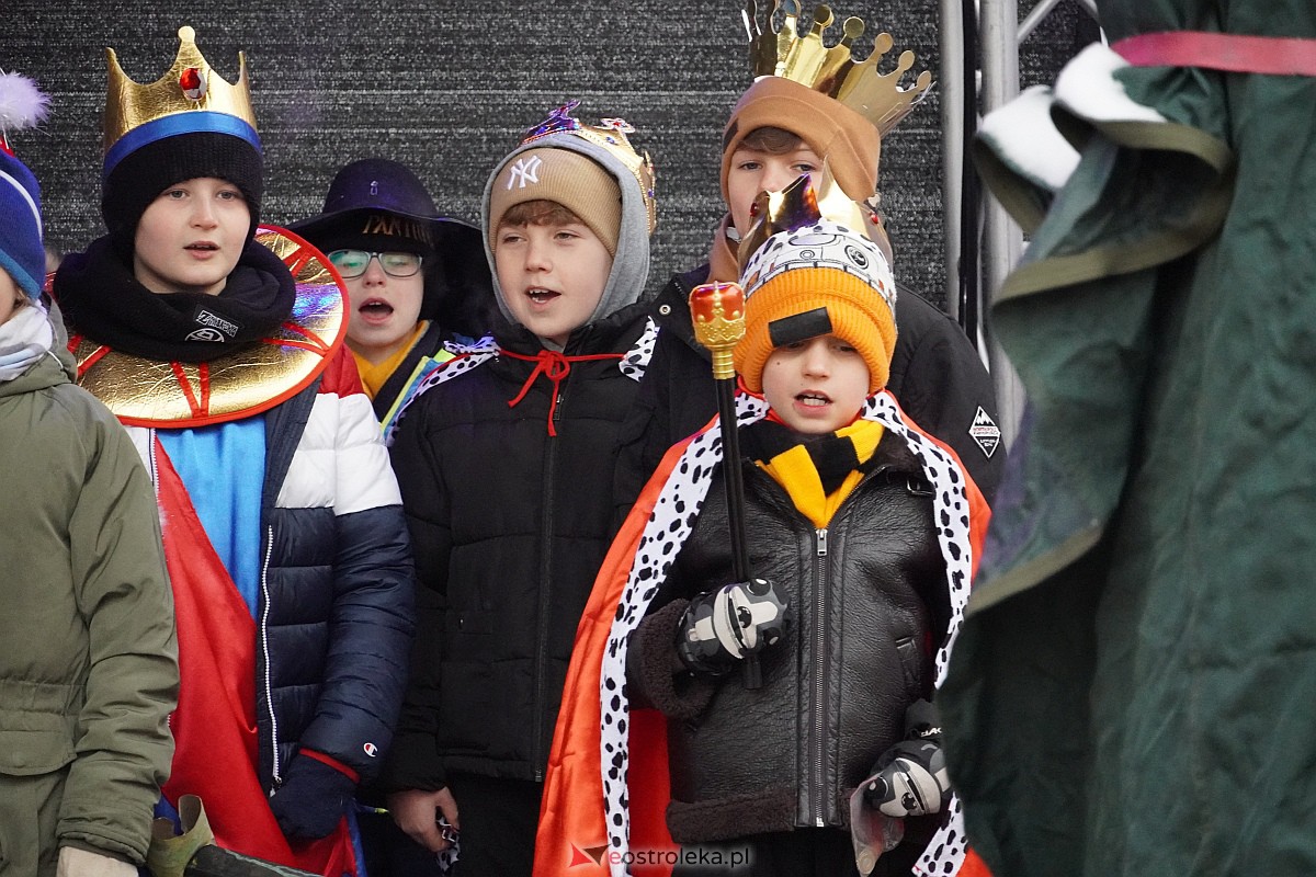 I Kurpiowski Jarmark Bożonarodzeniowy w Ostrołęce - występy uczniów ostrołęckich szkół [07.12.2023] - zdjęcie #19 - eOstroleka.pl