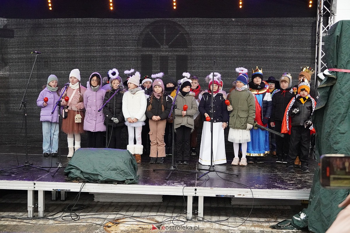 I Kurpiowski Jarmark Bożonarodzeniowy w Ostrołęce - występy uczniów ostrołęckich szkół [07.12.2023] - zdjęcie #18 - eOstroleka.pl