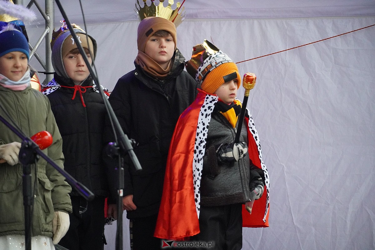 I Kurpiowski Jarmark Bożonarodzeniowy w Ostrołęce - występy uczniów ostrołęckich szkół [07.12.2023] - zdjęcie #16 - eOstroleka.pl
