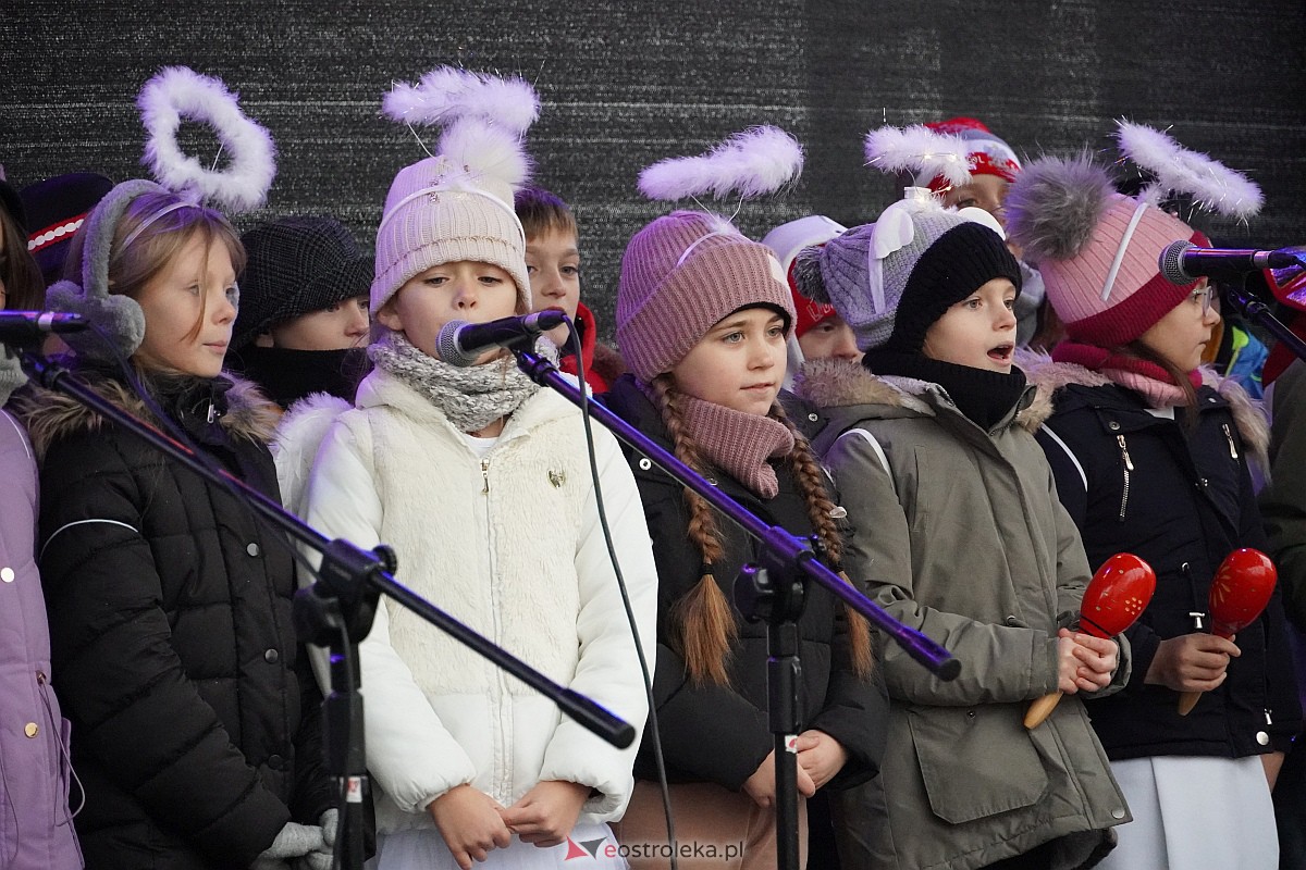I Kurpiowski Jarmark Bożonarodzeniowy w Ostrołęce - występy uczniów ostrołęckich szkół [07.12.2023] - zdjęcie #15 - eOstroleka.pl