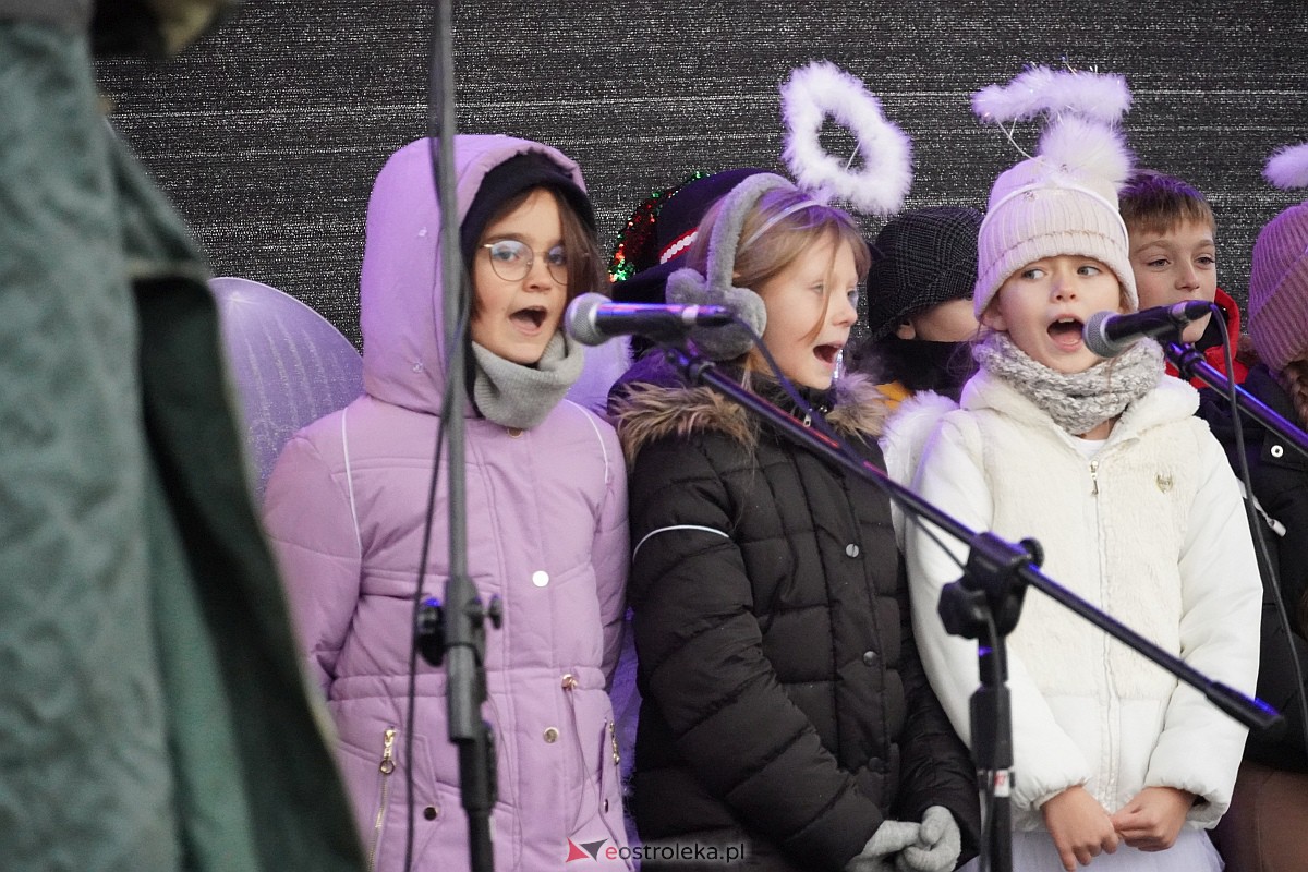 I Kurpiowski Jarmark Bożonarodzeniowy w Ostrołęce - występy uczniów ostrołęckich szkół [07.12.2023] - zdjęcie #14 - eOstroleka.pl