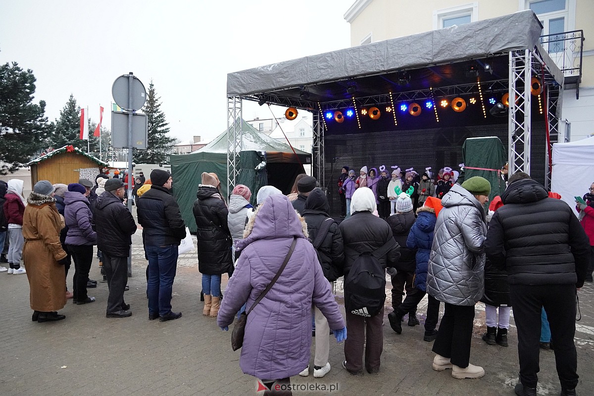 I Kurpiowski Jarmark Bożonarodzeniowy w Ostrołęce - występy uczniów ostrołęckich szkół [07.12.2023] - zdjęcie #13 - eOstroleka.pl
