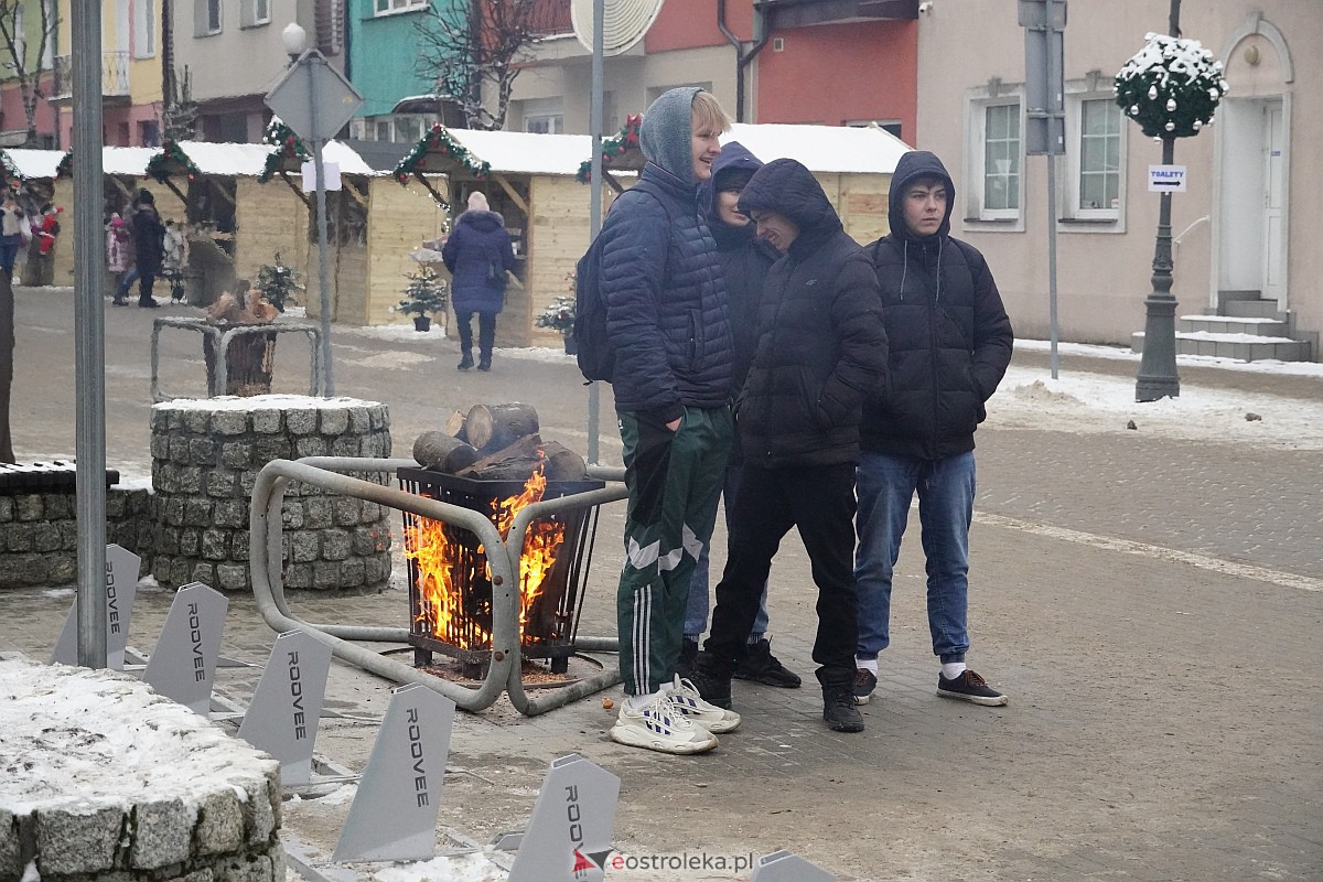 I Kurpiowski Jarmark Bożonarodzeniowy w Ostrołęce - występy uczniów ostrołęckich szkół [07.12.2023] - zdjęcie #11 - eOstroleka.pl