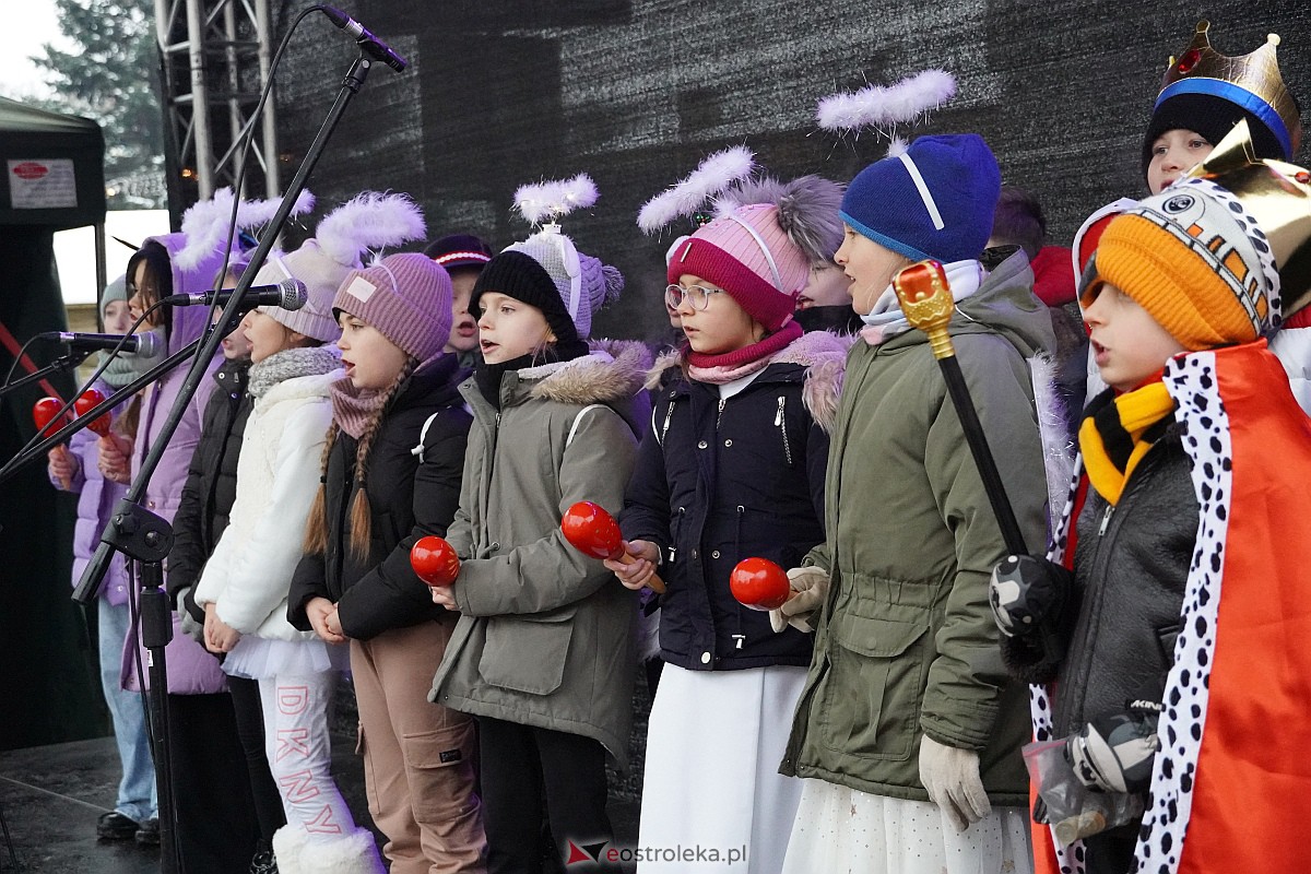 I Kurpiowski Jarmark Bożonarodzeniowy w Ostrołęce - występy uczniów ostrołęckich szkół [07.12.2023] - zdjęcie #9 - eOstroleka.pl
