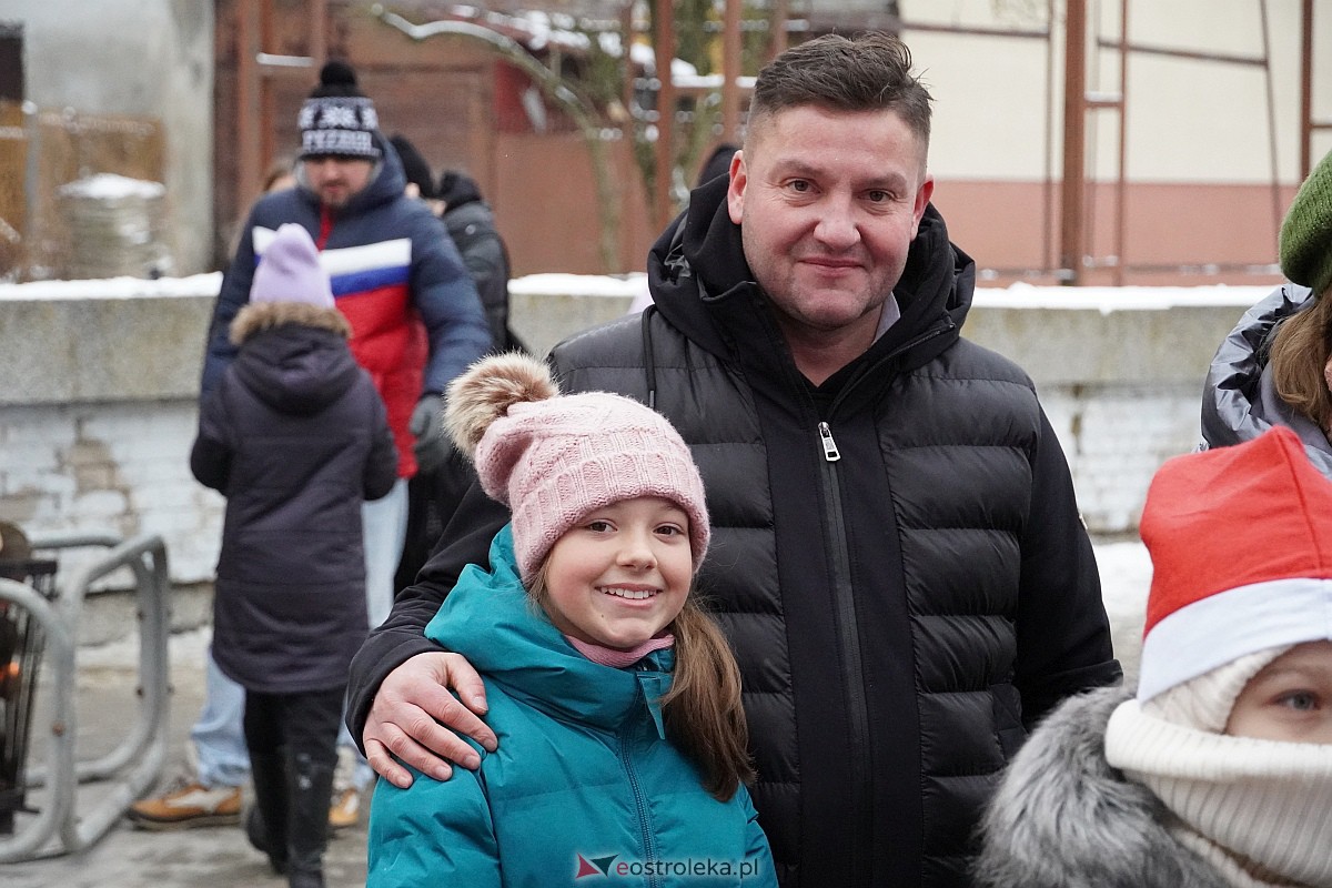 I Kurpiowski Jarmark Bożonarodzeniowy w Ostrołęce - występy uczniów ostrołęckich szkół [07.12.2023] - zdjęcie #8 - eOstroleka.pl