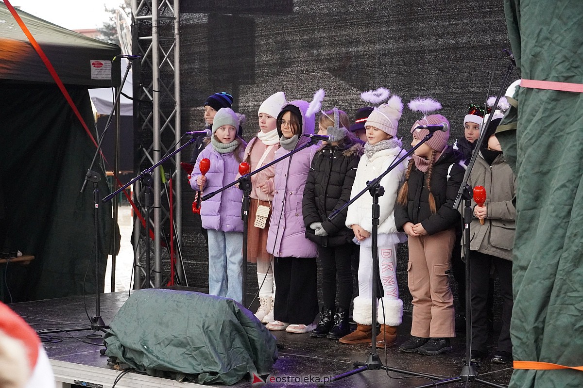 I Kurpiowski Jarmark Bożonarodzeniowy w Ostrołęce - występy uczniów ostrołęckich szkół [07.12.2023] - zdjęcie #7 - eOstroleka.pl