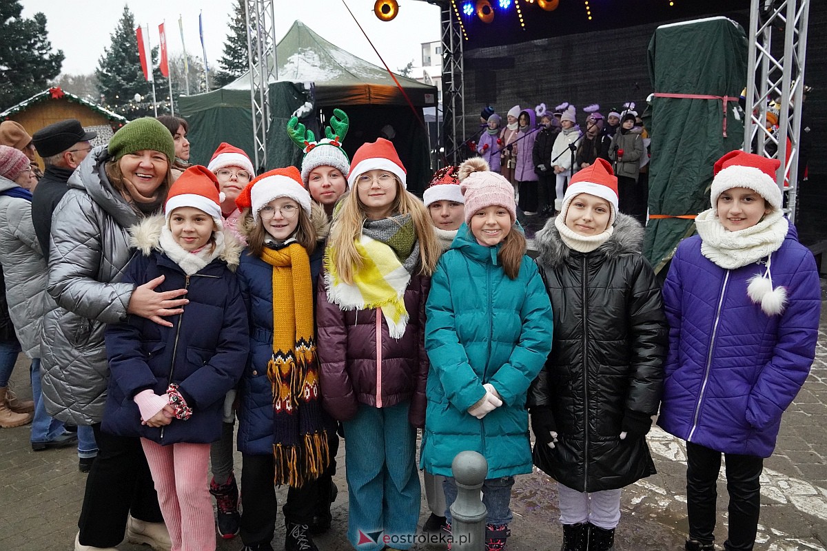 I Kurpiowski Jarmark Bożonarodzeniowy w Ostrołęce - występy uczniów ostrołęckich szkół [07.12.2023] - zdjęcie #6 - eOstroleka.pl