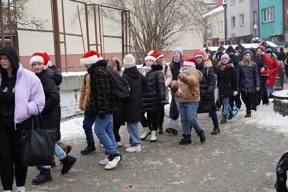 I Kurpiowski Jarmark Bożonarodzeniowy w Ostrołęce - występy uczniów ostrołęckich szkół [07.12.2023] - zdjęcie #5 - eOstroleka.pl