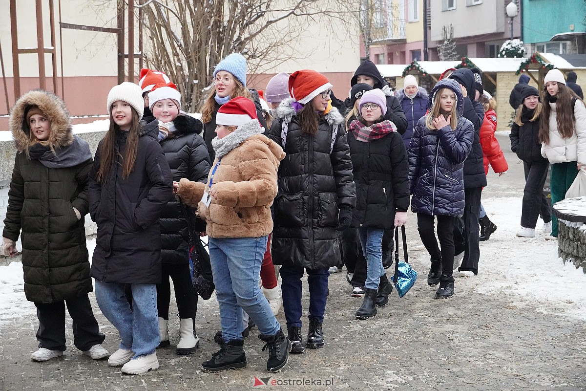 I Kurpiowski Jarmark Bożonarodzeniowy w Ostrołęce - występy uczniów ostrołęckich szkół [07.12.2023] - zdjęcie #4 - eOstroleka.pl