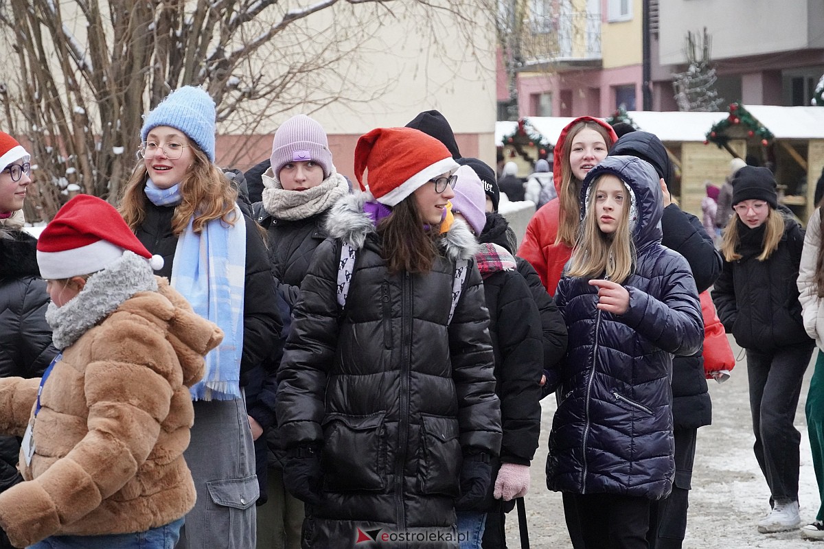 I Kurpiowski Jarmark Bożonarodzeniowy w Ostrołęce - występy uczniów ostrołęckich szkół [07.12.2023] - zdjęcie #3 - eOstroleka.pl