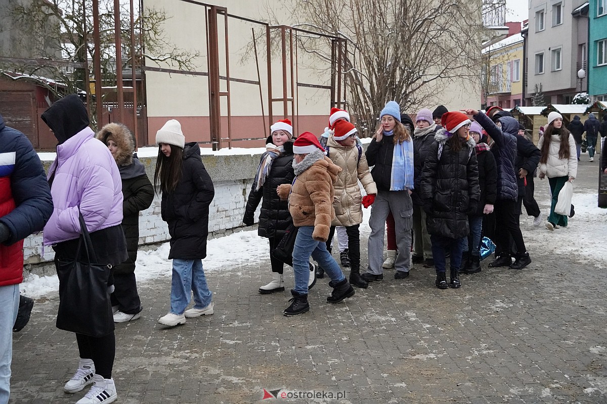 I Kurpiowski Jarmark Bożonarodzeniowy w Ostrołęce - występy uczniów ostrołęckich szkół [07.12.2023] - zdjęcie #2 - eOstroleka.pl