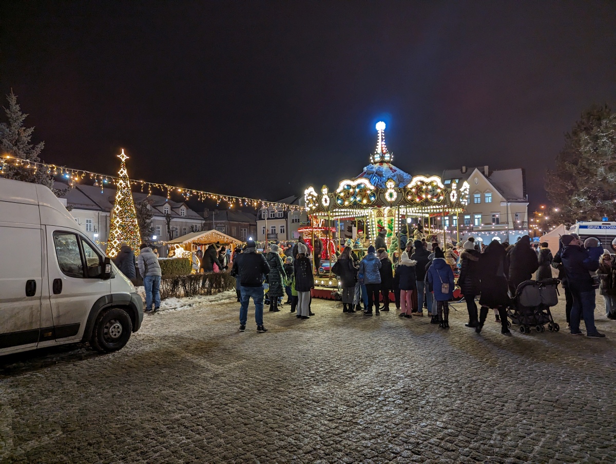 Kolędowanie z Klubem Oczko na I Kurpiowskim Jarmarku Bożonarodzeniowym w Ostrołęce [08.12.2023] - zdjęcie #68 - eOstroleka.pl