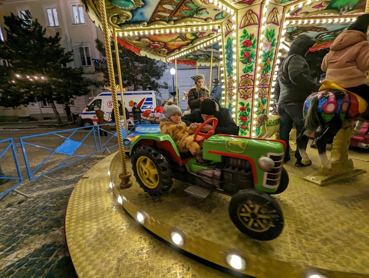 Kolędowanie z Klubem Oczko na I Kurpiowskim Jarmarku Bożonarodzeniowym w Ostrołęce [08.12.2023] - zdjęcie #61 - eOstroleka.pl