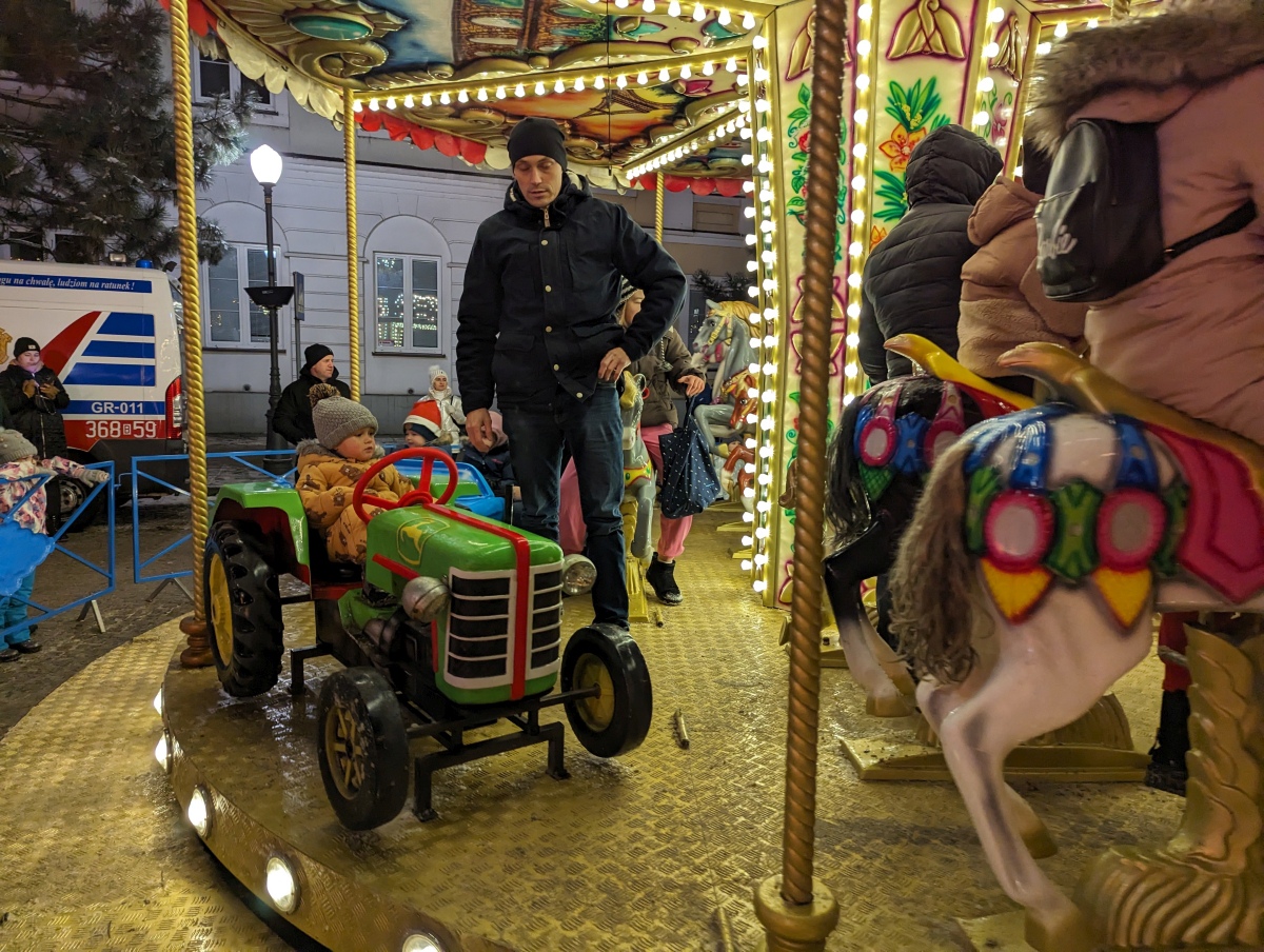 Kolędowanie z Klubem Oczko na I Kurpiowskim Jarmarku Bożonarodzeniowym w Ostrołęce [08.12.2023] - zdjęcie #56 - eOstroleka.pl