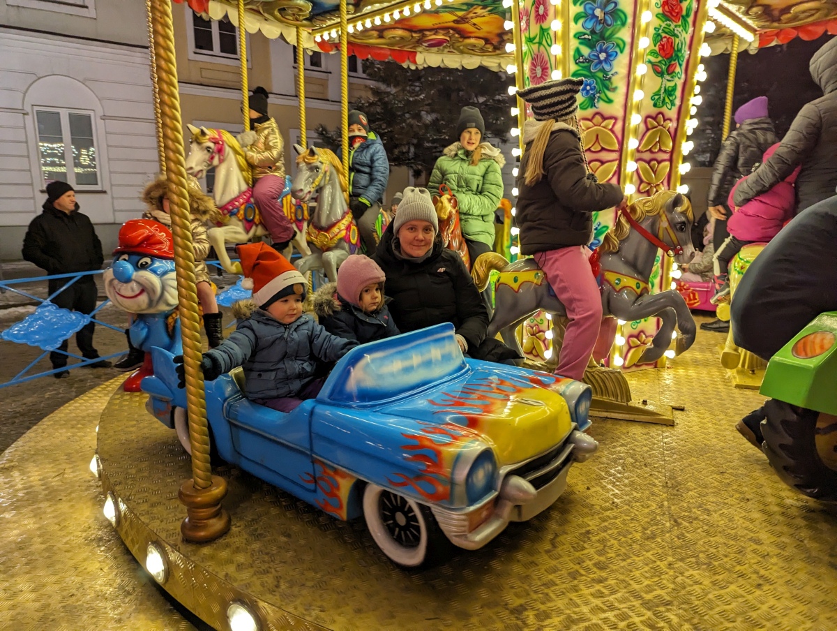 Kolędowanie z Klubem Oczko na I Kurpiowskim Jarmarku Bożonarodzeniowym w Ostrołęce [08.12.2023] - zdjęcie #55 - eOstroleka.pl