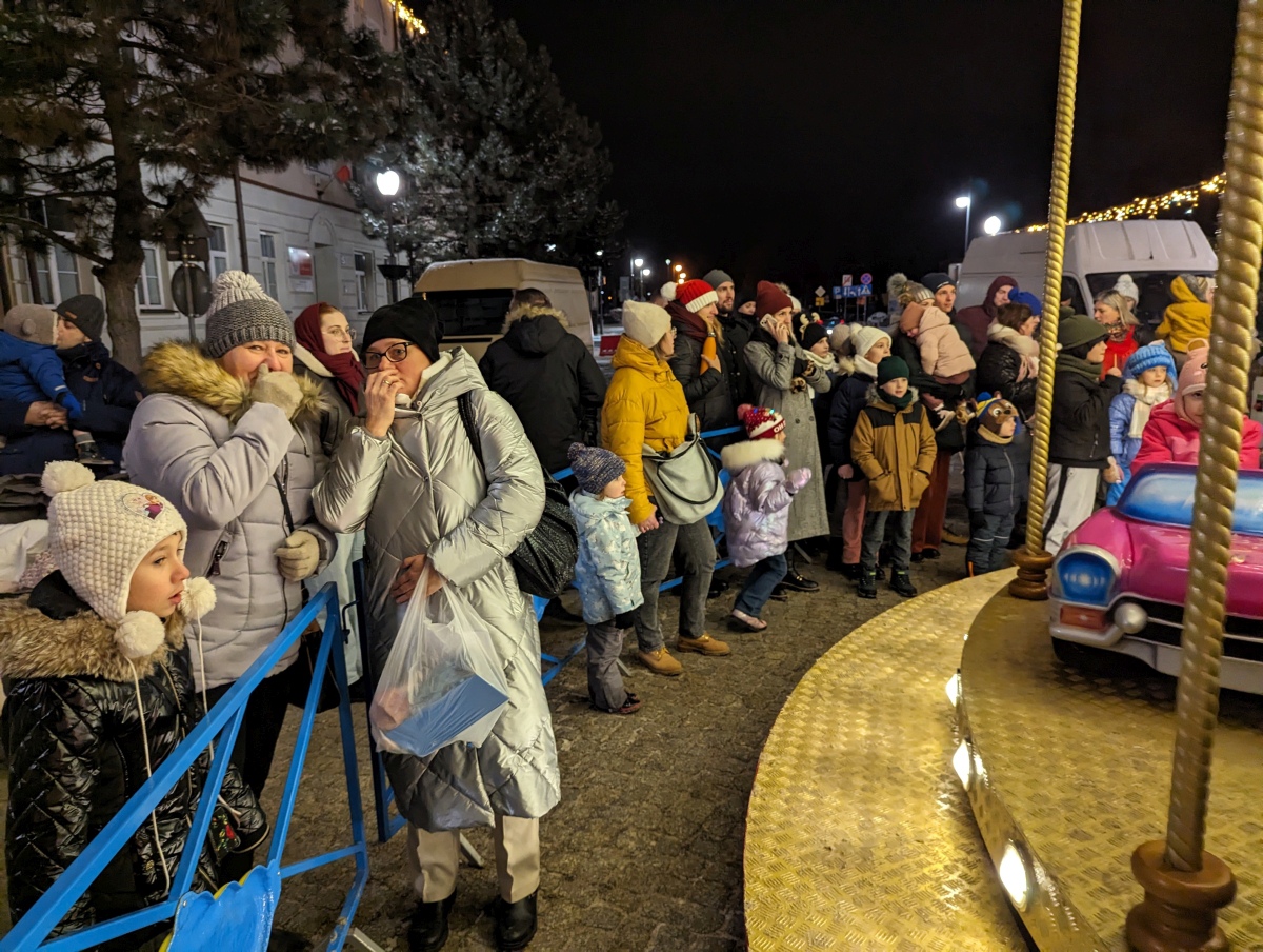 Kolędowanie z Klubem Oczko na I Kurpiowskim Jarmarku Bożonarodzeniowym w Ostrołęce [08.12.2023] - zdjęcie #45 - eOstroleka.pl