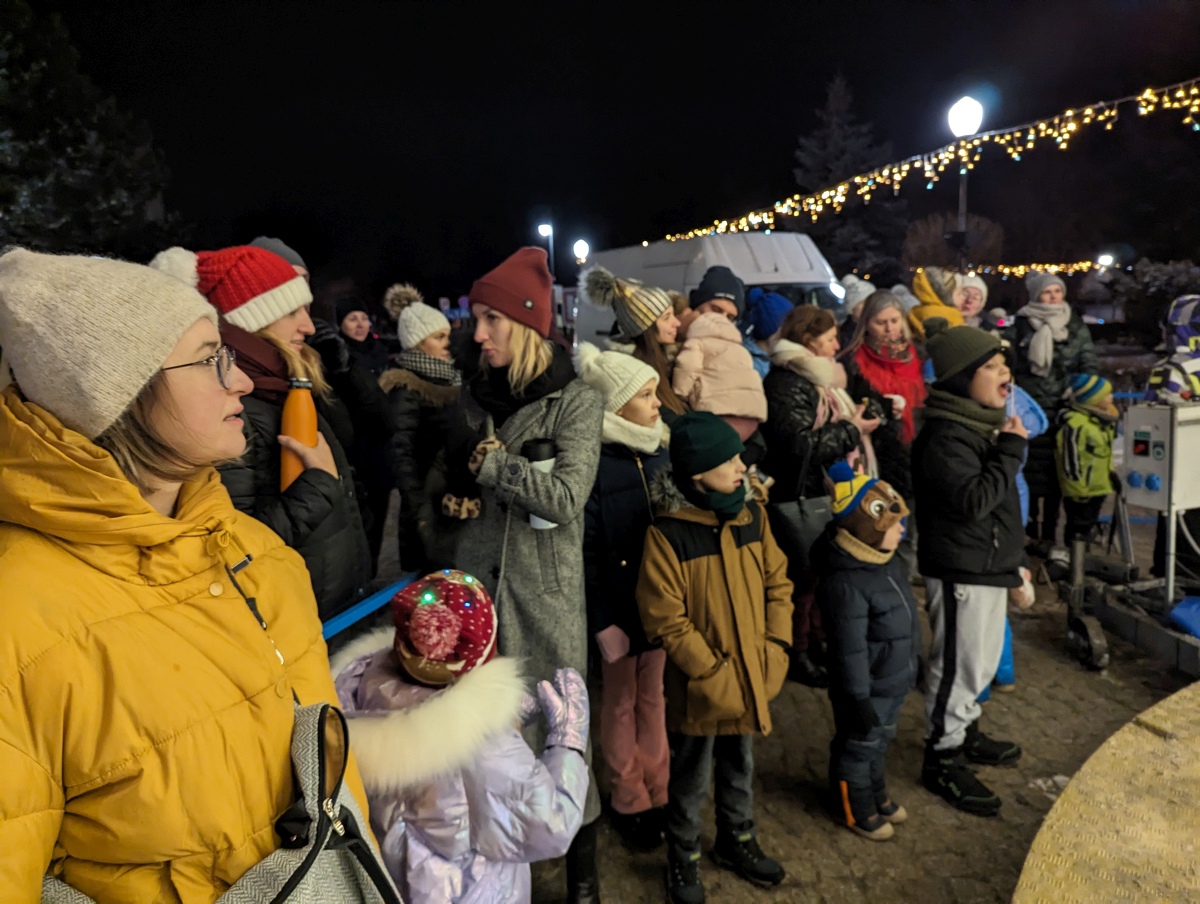 Kolędowanie z Klubem Oczko na I Kurpiowskim Jarmarku Bożonarodzeniowym w Ostrołęce [08.12.2023] - zdjęcie #43 - eOstroleka.pl