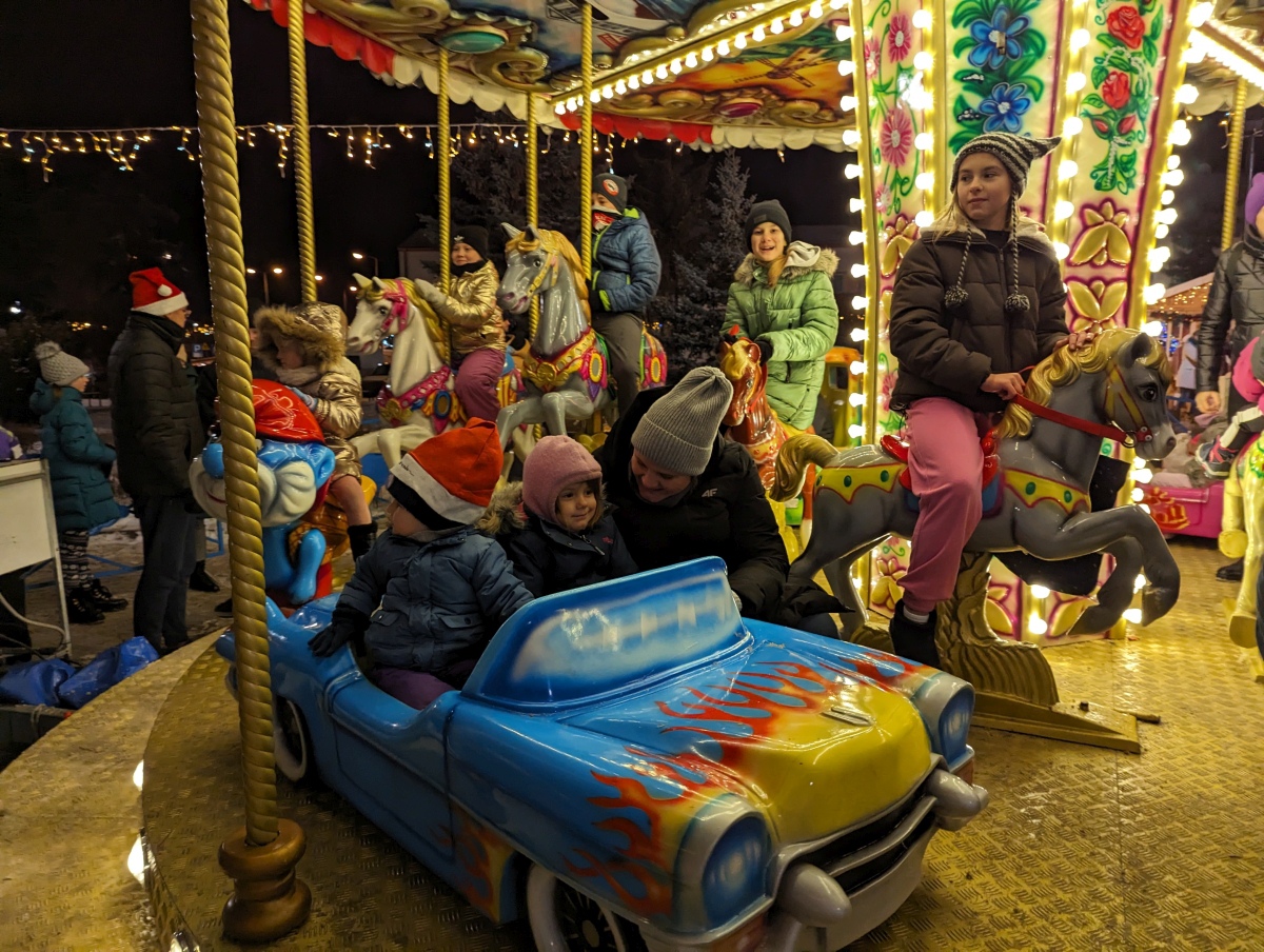 Kolędowanie z Klubem Oczko na I Kurpiowskim Jarmarku Bożonarodzeniowym w Ostrołęce [08.12.2023] - zdjęcie #41 - eOstroleka.pl