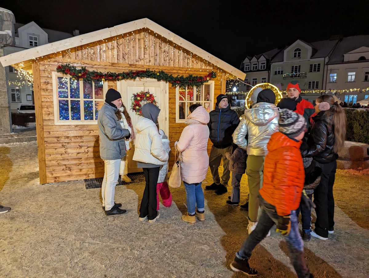 Kolędowanie z Klubem Oczko na I Kurpiowskim Jarmarku Bożonarodzeniowym w Ostrołęce [08.12.2023] - zdjęcie #38 - eOstroleka.pl
