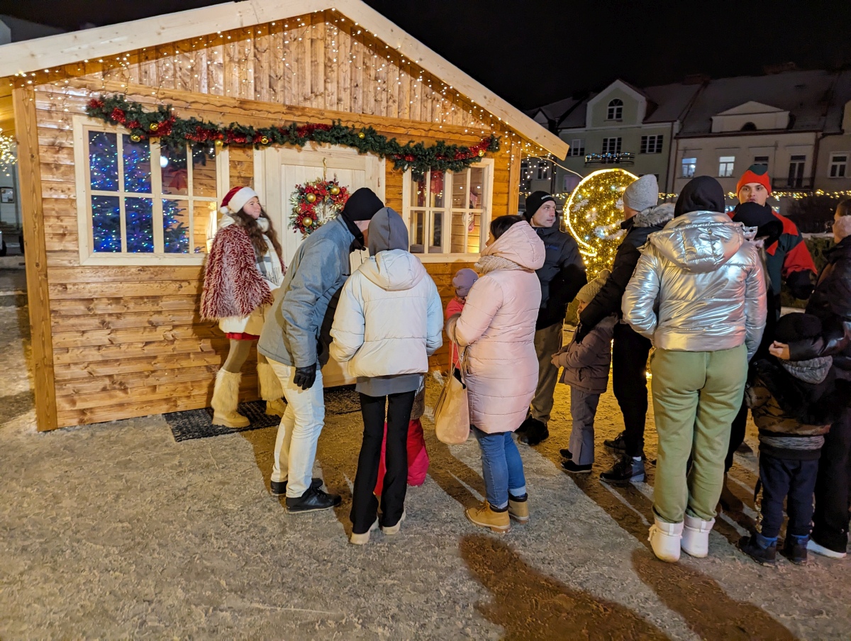 Kolędowanie z Klubem Oczko na I Kurpiowskim Jarmarku Bożonarodzeniowym w Ostrołęce [08.12.2023] - zdjęcie #37 - eOstroleka.pl