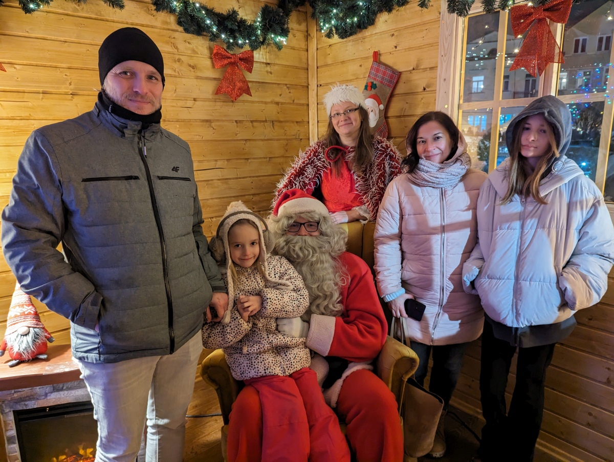 Kolędowanie z Klubem Oczko na I Kurpiowskim Jarmarku Bożonarodzeniowym w Ostrołęce [08.12.2023] - zdjęcie #32 - eOstroleka.pl