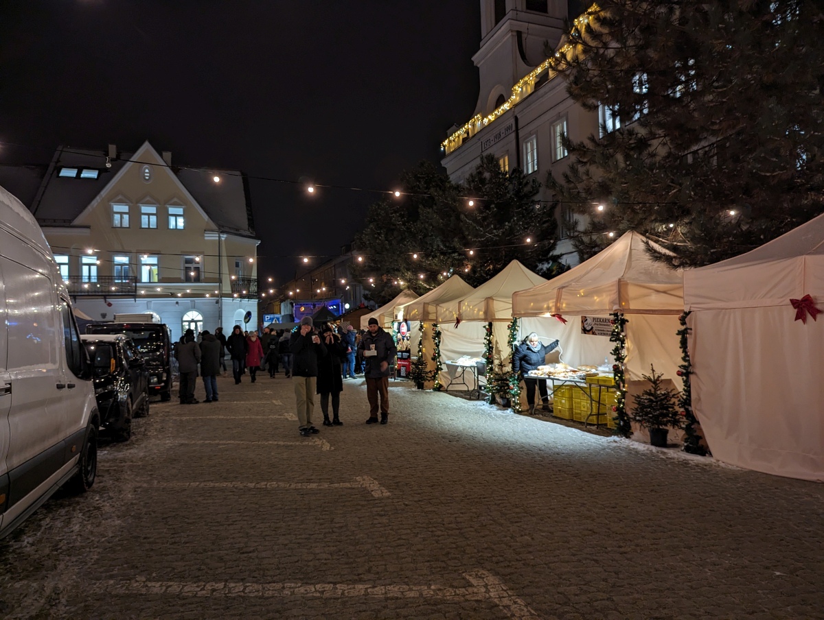 Kolędowanie z Klubem Oczko na I Kurpiowskim Jarmarku Bożonarodzeniowym w Ostrołęce [08.12.2023] - zdjęcie #22 - eOstroleka.pl