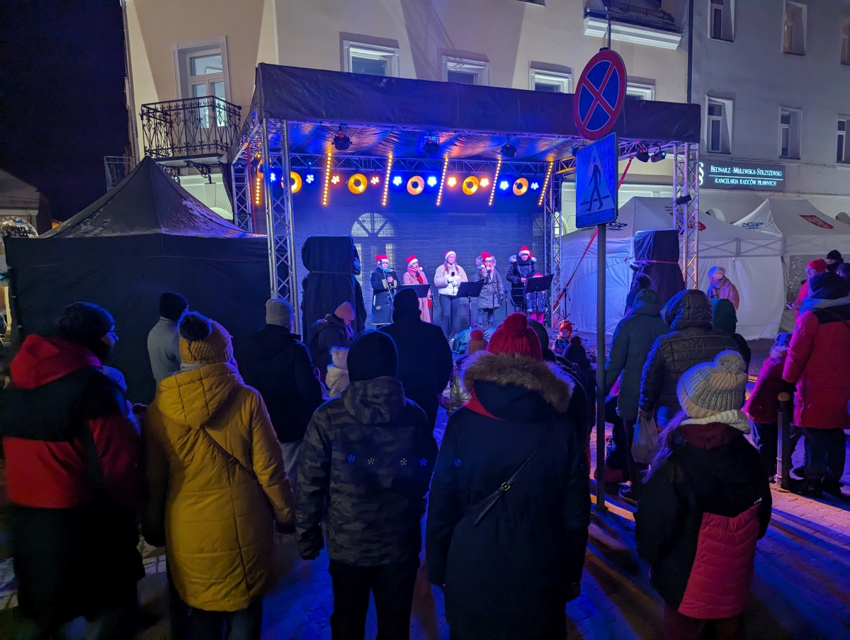 Kolędowanie z Klubem Oczko na I Kurpiowskim Jarmarku Bożonarodzeniowym w Ostrołęce [08.12.2023] - zdjęcie #20 - eOstroleka.pl