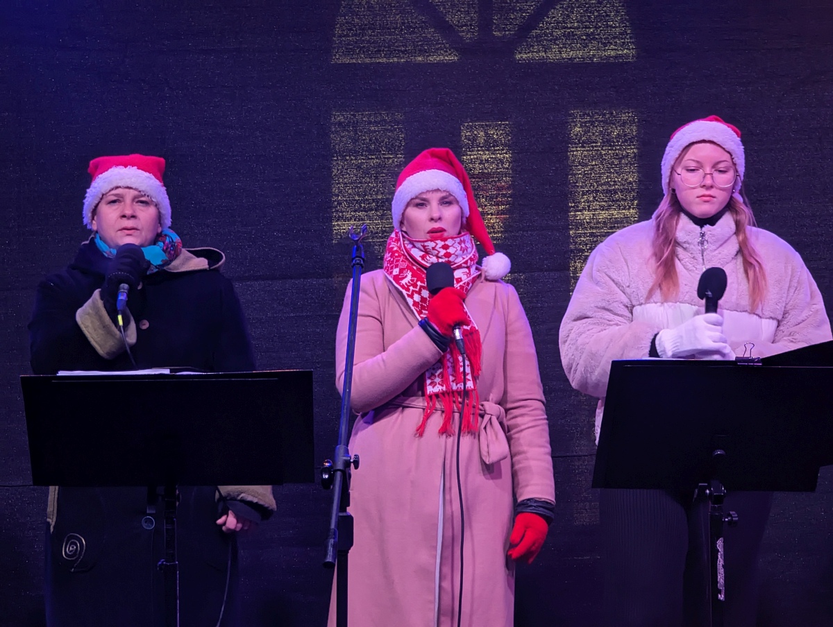 Kolędowanie z Klubem Oczko na I Kurpiowskim Jarmarku Bożonarodzeniowym w Ostrołęce [08.12.2023] - zdjęcie #17 - eOstroleka.pl