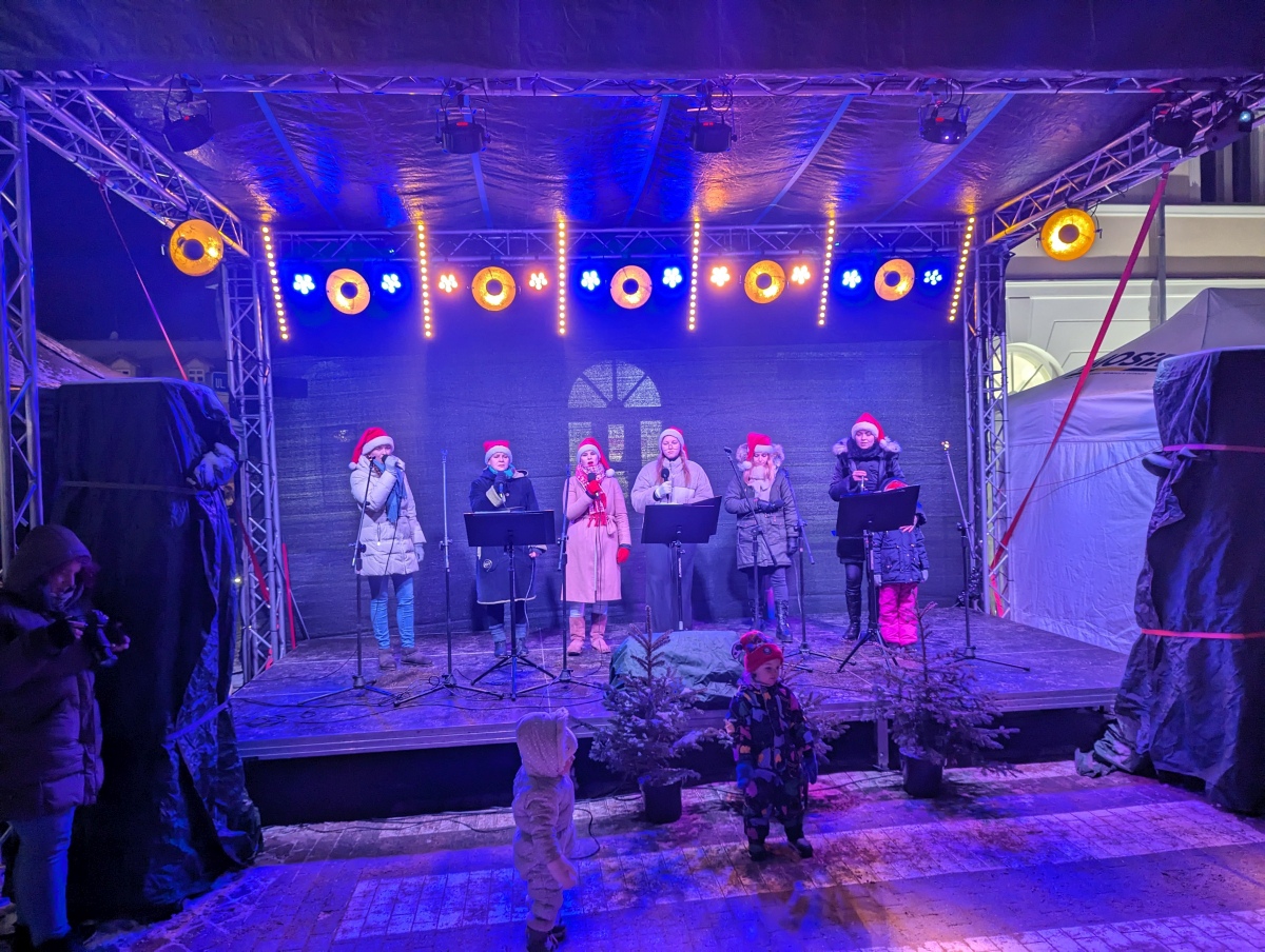 Kolędowanie z Klubem Oczko na I Kurpiowskim Jarmarku Bożonarodzeniowym w Ostrołęce [08.12.2023] - zdjęcie #16 - eOstroleka.pl