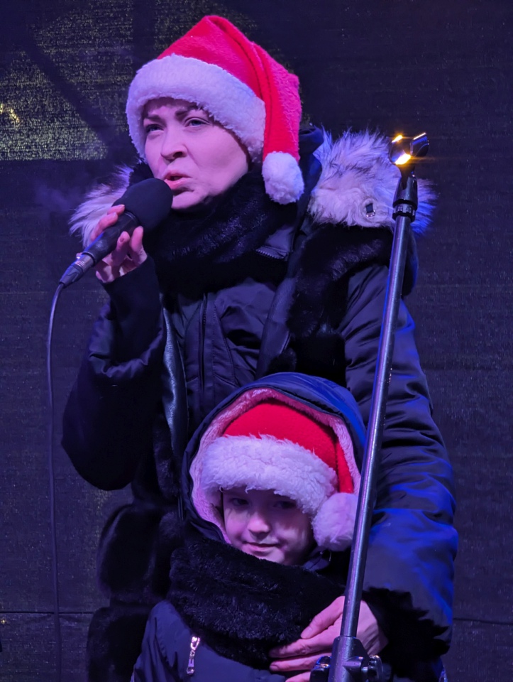 Kolędowanie z Klubem Oczko na I Kurpiowskim Jarmarku Bożonarodzeniowym w Ostrołęce [08.12.2023] - zdjęcie #13 - eOstroleka.pl