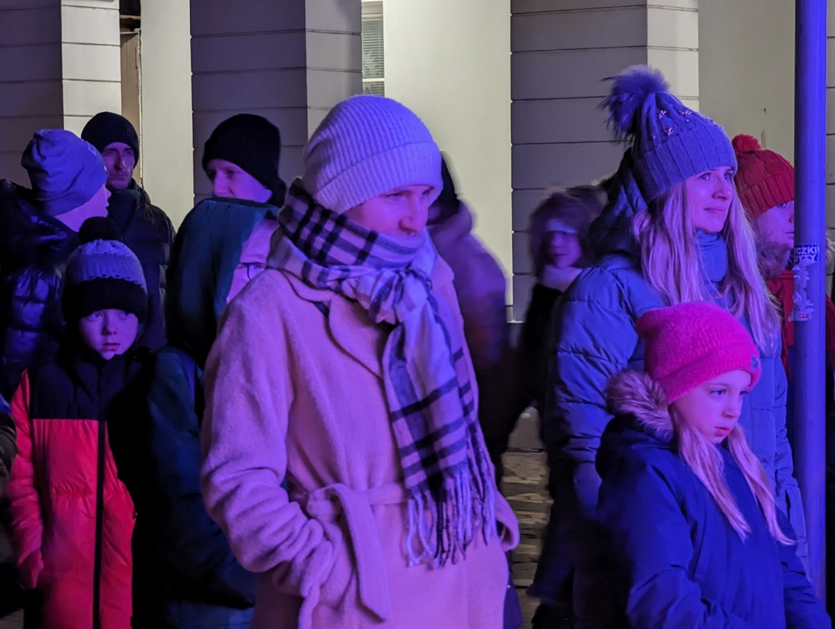 Kolędowanie z Klubem Oczko na I Kurpiowskim Jarmarku Bożonarodzeniowym w Ostrołęce [08.12.2023] - zdjęcie #10 - eOstroleka.pl