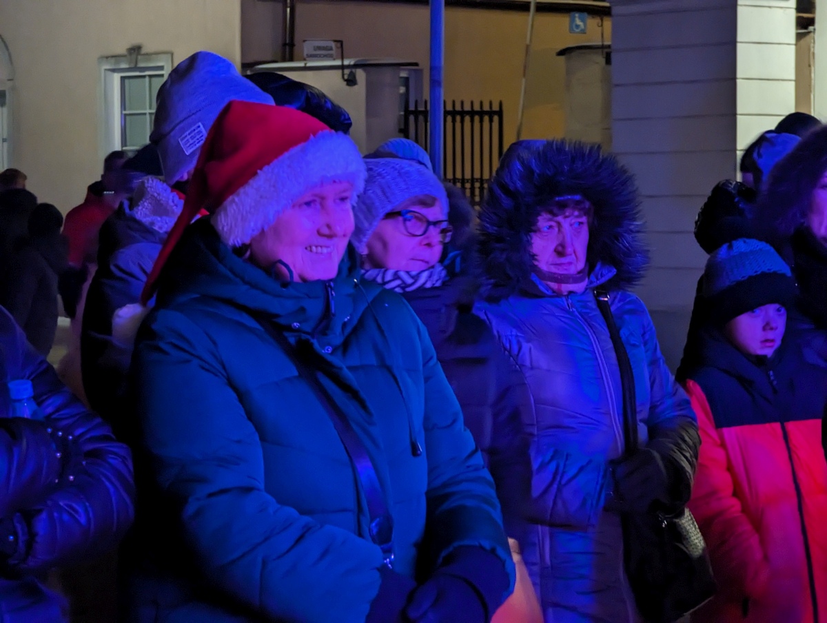 Kolędowanie z Klubem Oczko na I Kurpiowskim Jarmarku Bożonarodzeniowym w Ostrołęce [08.12.2023] - zdjęcie #9 - eOstroleka.pl