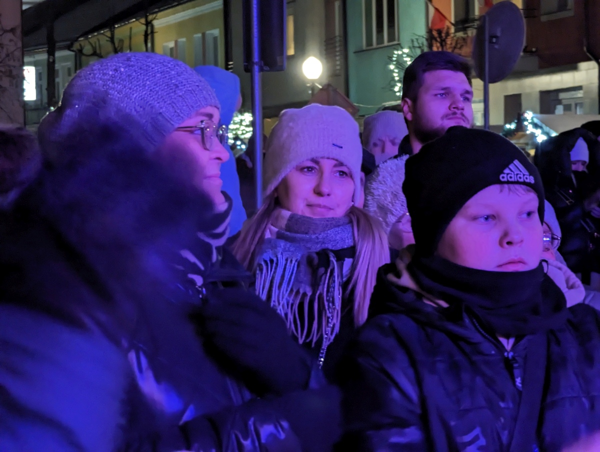 Kolędowanie z Klubem Oczko na I Kurpiowskim Jarmarku Bożonarodzeniowym w Ostrołęce [08.12.2023] - zdjęcie #8 - eOstroleka.pl