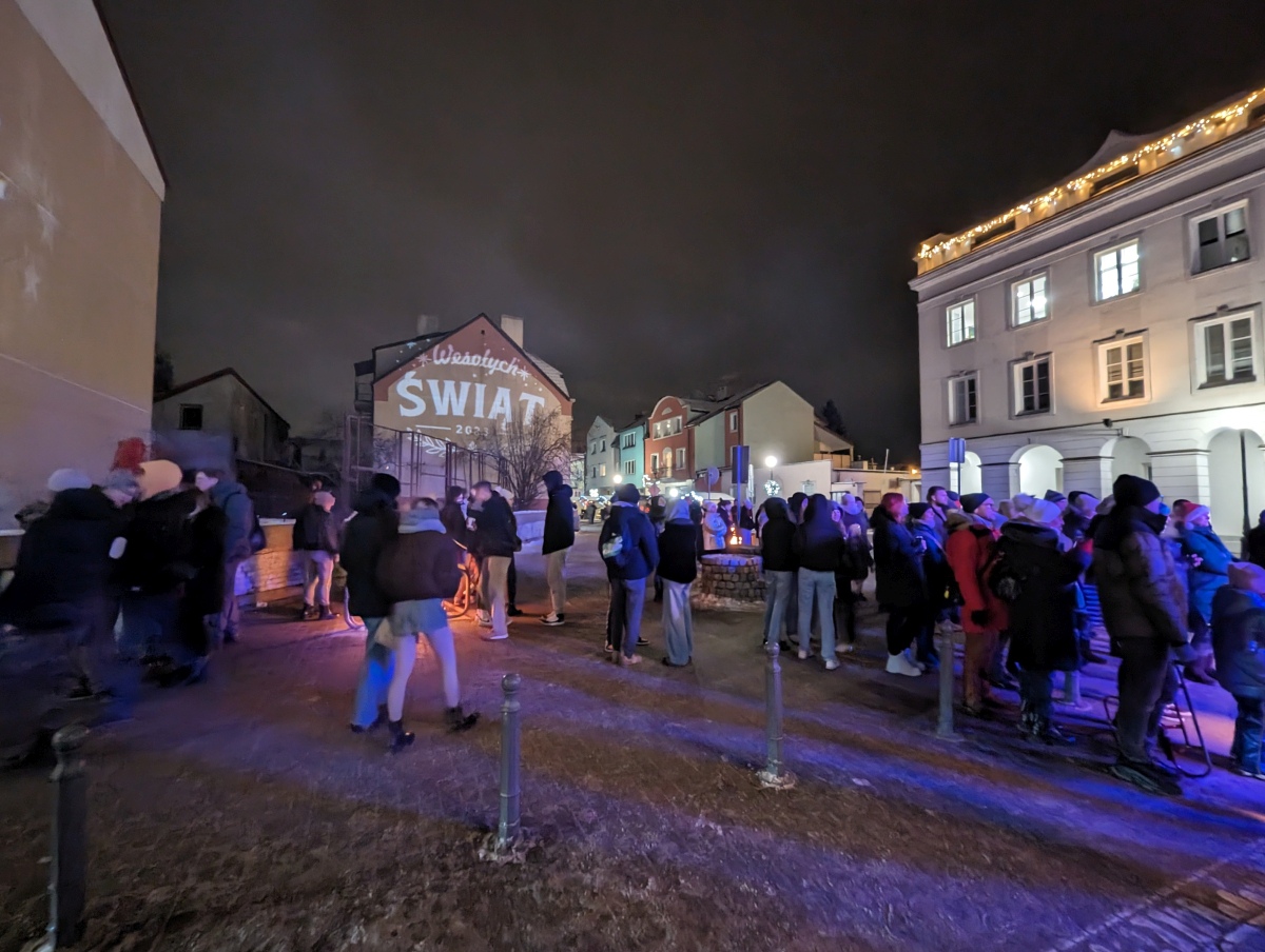 Kolędowanie z Klubem Oczko na I Kurpiowskim Jarmarku Bożonarodzeniowym w Ostrołęce [08.12.2023] - zdjęcie #7 - eOstroleka.pl