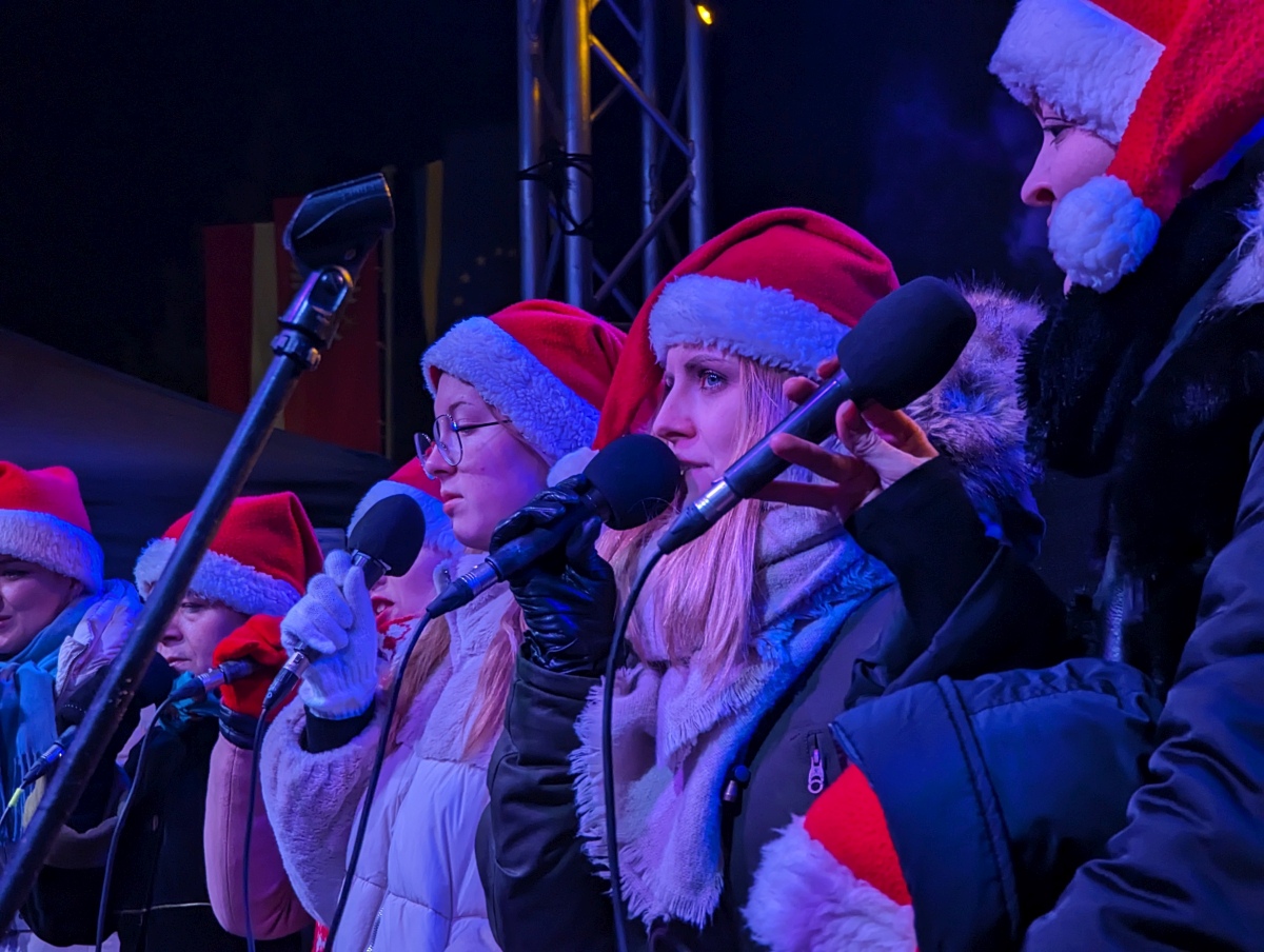 Kolędowanie z Klubem Oczko na I Kurpiowskim Jarmarku Bożonarodzeniowym w Ostrołęce [08.12.2023] - zdjęcie #5 - eOstroleka.pl
