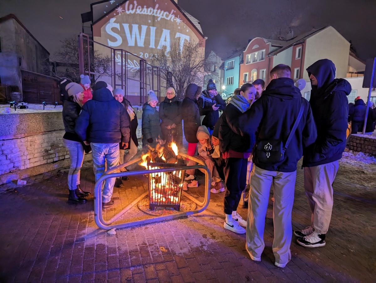 Kolędowanie z Klubem Oczko na I Kurpiowskim Jarmarku Bożonarodzeniowym w Ostrołęce [08.12.2023] - zdjęcie #4 - eOstroleka.pl