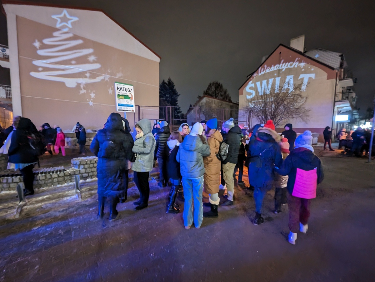 Kolędowanie z Klubem Oczko na I Kurpiowskim Jarmarku Bożonarodzeniowym w Ostrołęce [08.12.2023] - zdjęcie #3 - eOstroleka.pl