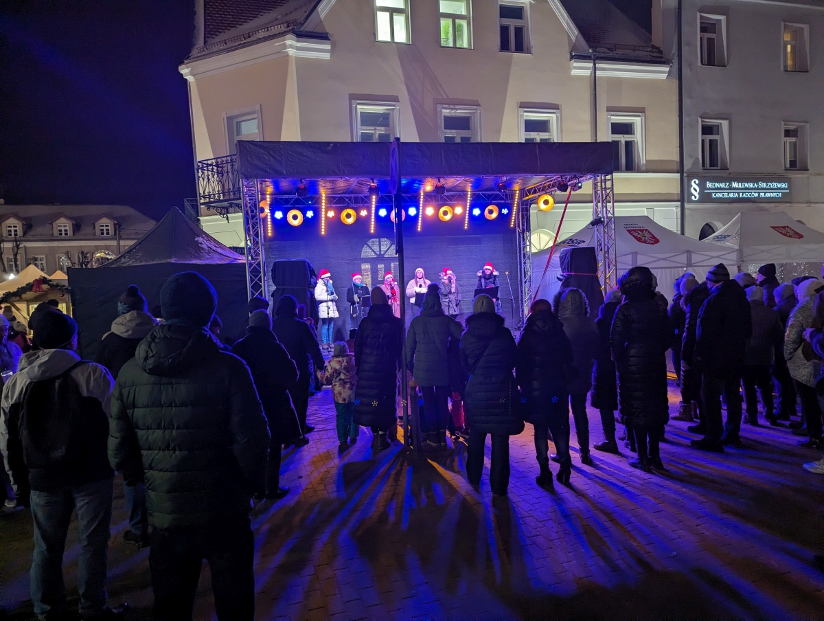 Kolędowanie z Klubem Oczko na I Kurpiowskim Jarmarku Bożonarodzeniowym w Ostrołęce [08.12.2023] - zdjęcie #2 - eOstroleka.pl