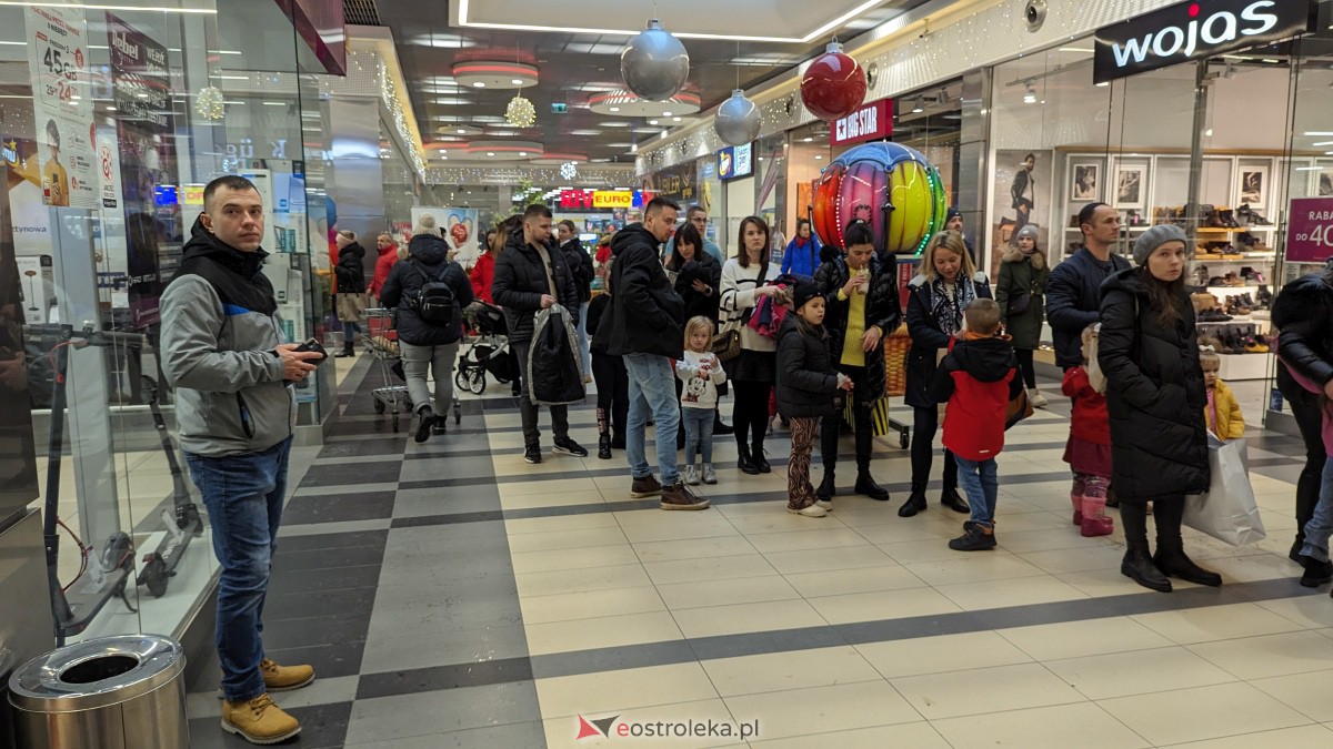 Wizyta Mikołaja w Galerii Bursztynowej. Dzieci zachwycone spotkaniem [09.12.2023] - zdjęcie #42 - eOstroleka.pl