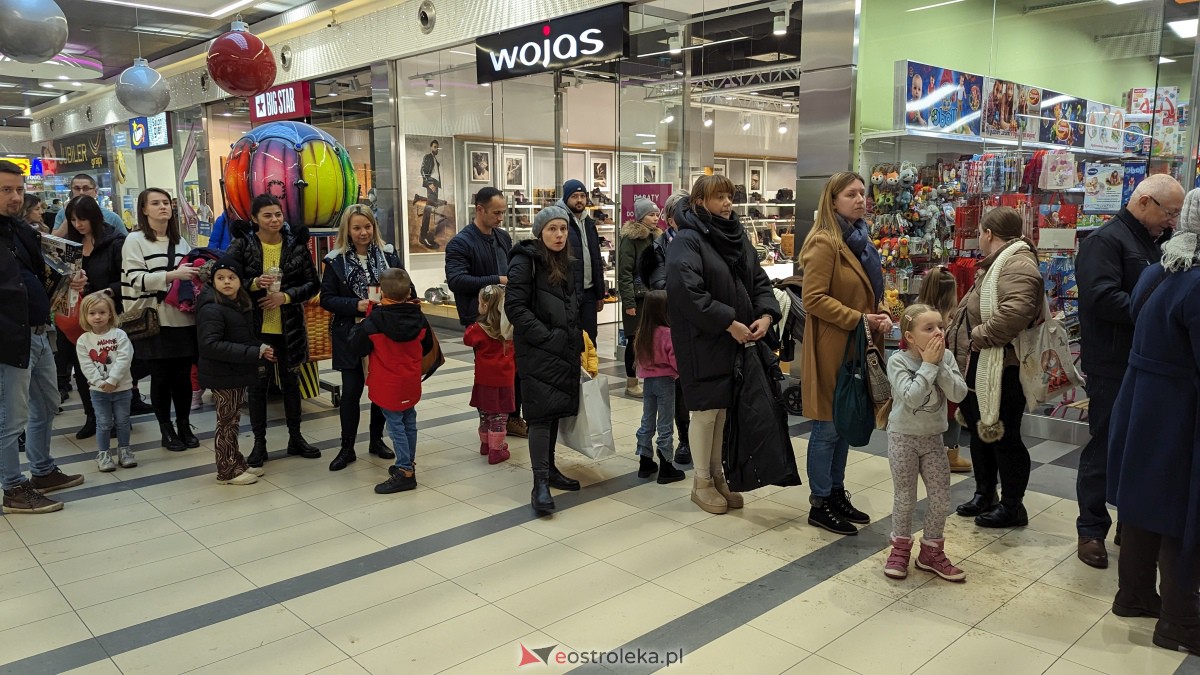 Wizyta Mikołaja w Galerii Bursztynowej. Dzieci zachwycone spotkaniem [09.12.2023] - zdjęcie #41 - eOstroleka.pl