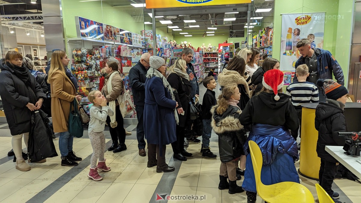 Wizyta Mikołaja w Galerii Bursztynowej. Dzieci zachwycone spotkaniem [09.12.2023] - zdjęcie #40 - eOstroleka.pl