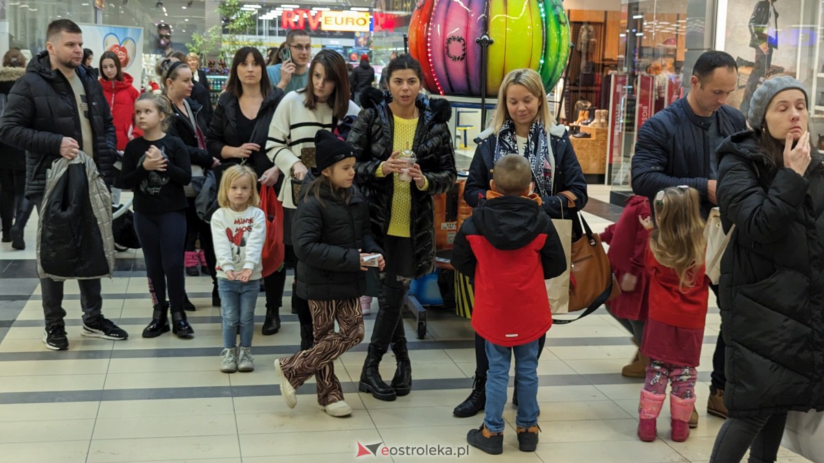 Wizyta Mikołaja w Galerii Bursztynowej. Dzieci zachwycone spotkaniem [09.12.2023] - zdjęcie #38 - eOstroleka.pl